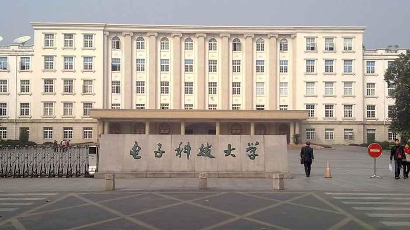 汽车电子代工厂家的技术实力是选择的重要标准。技术实力包括但不限于：